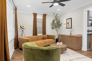 Smart TV - Modern cozy home ~ open concept (Rocky Mount)