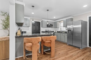 Dishwasher, electric kettle, cookware/dishes/utensils, dining tables - Modern cozy home ~ open concept (Rocky Mount)