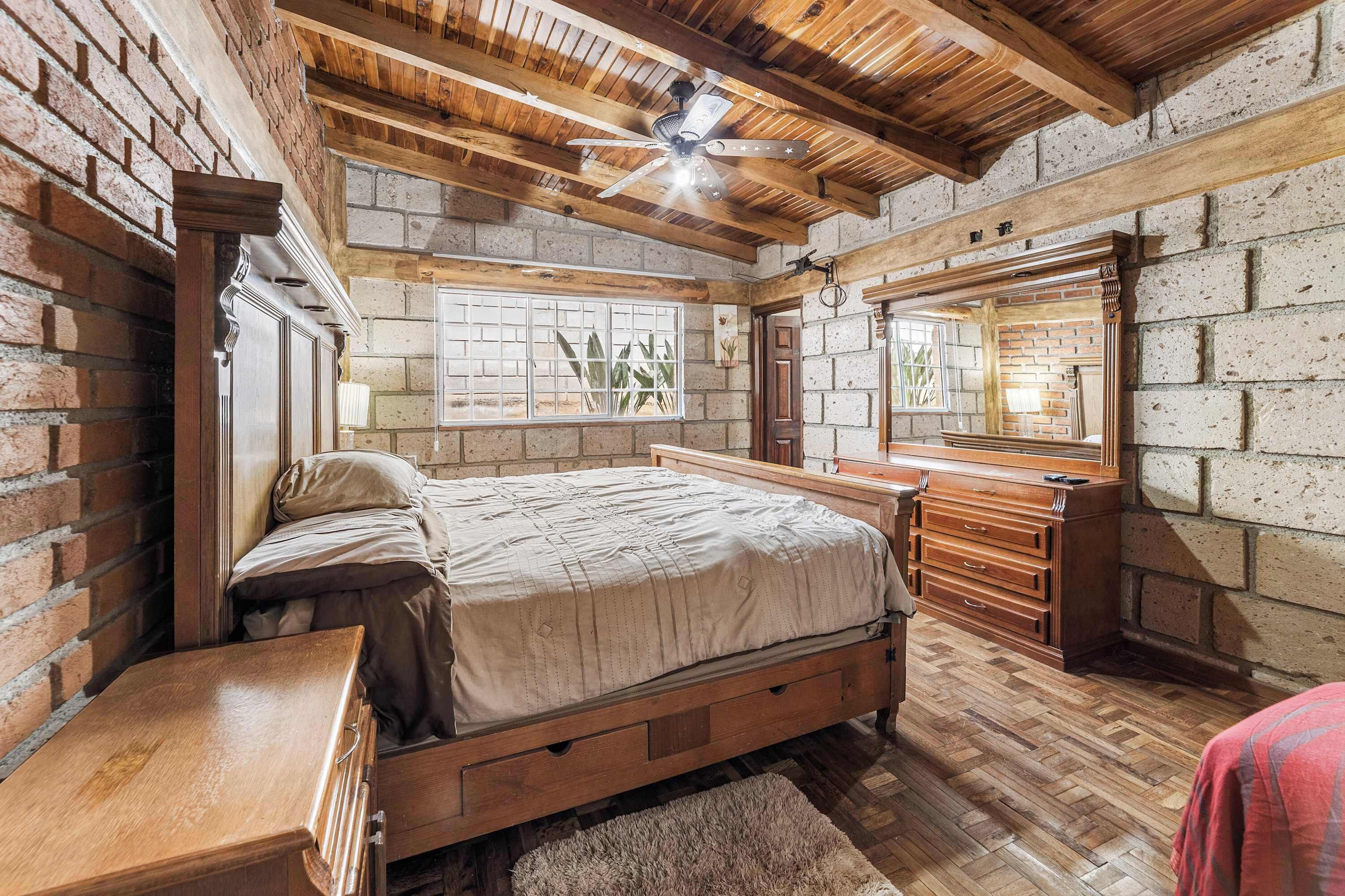 4 bedrooms, desk, iron/ironing board, bed sheets