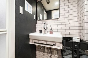 Artículos de tocador gratuitos, secador de pelo, pantuflas, bidet