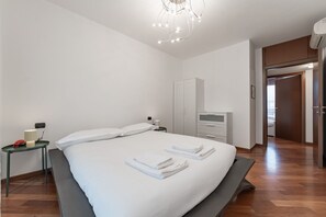 2 bedrooms, iron/ironing board, travel cot, WiFi - 10 minutes from Bocconi, Elegance and Comfort (Milano)