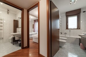 Regadera, secadora de cabello, bidet, toallas 
