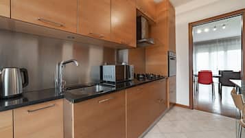 Frigorifero, microonde, forno, piano cottura