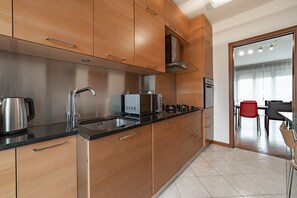 Fridge, microwave, oven, stovetop - 10 minutes from Bocconi, Elegance and Comfort (Milano)