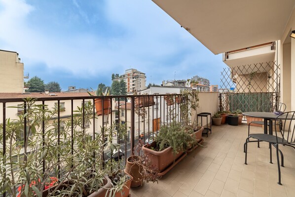 Outdoor dining - 10 minutes from Bocconi, Elegance and Comfort (Milano)