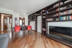 TV - 10 minutes from Bocconi, Elegance and Comfort (Milano)