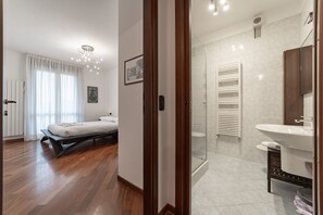 2 bedrooms, iron/ironing board, WiFi, bed sheets - 10 minutes from Bocconi, Elegance and Comfort (Milano)