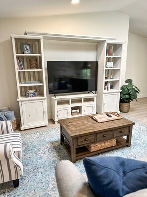 スマートテレビ、テーブルサッカー台、書庫