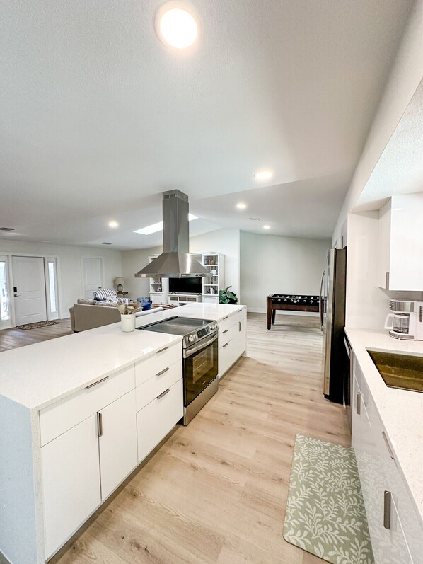 Fridge, oven, stovetop, dishwasher