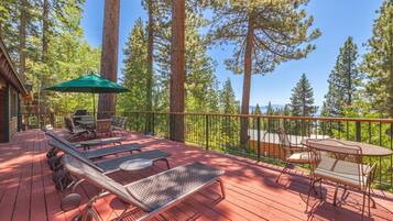 Cabin, Multiple Beds (JJs Lakeview Chalet) | Outdoor dining