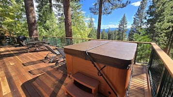 Cabin, Multiple Beds (JJs Lakeview Chalet) | Outdoor dining