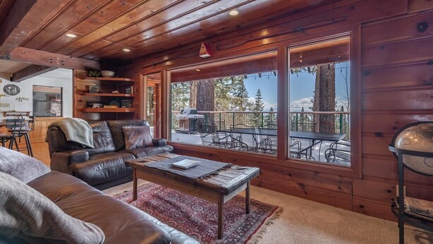 Cabane, plusieurs lits (JJs Lakeview Chalet) | Coin séjour