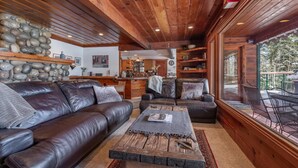 Cabane, plusieurs lits (JJs Lakeview Chalet) | Coin séjour