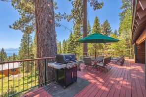 Ferienhütte, Mehrere Betten (JJs Lakeview Chalet) | Speisen im Freien