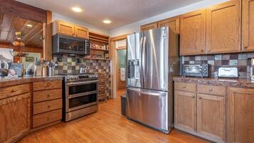Kabin, Beberapa Tempat Tidur (JJs Lakeview Chalet) | Dapur pribadi