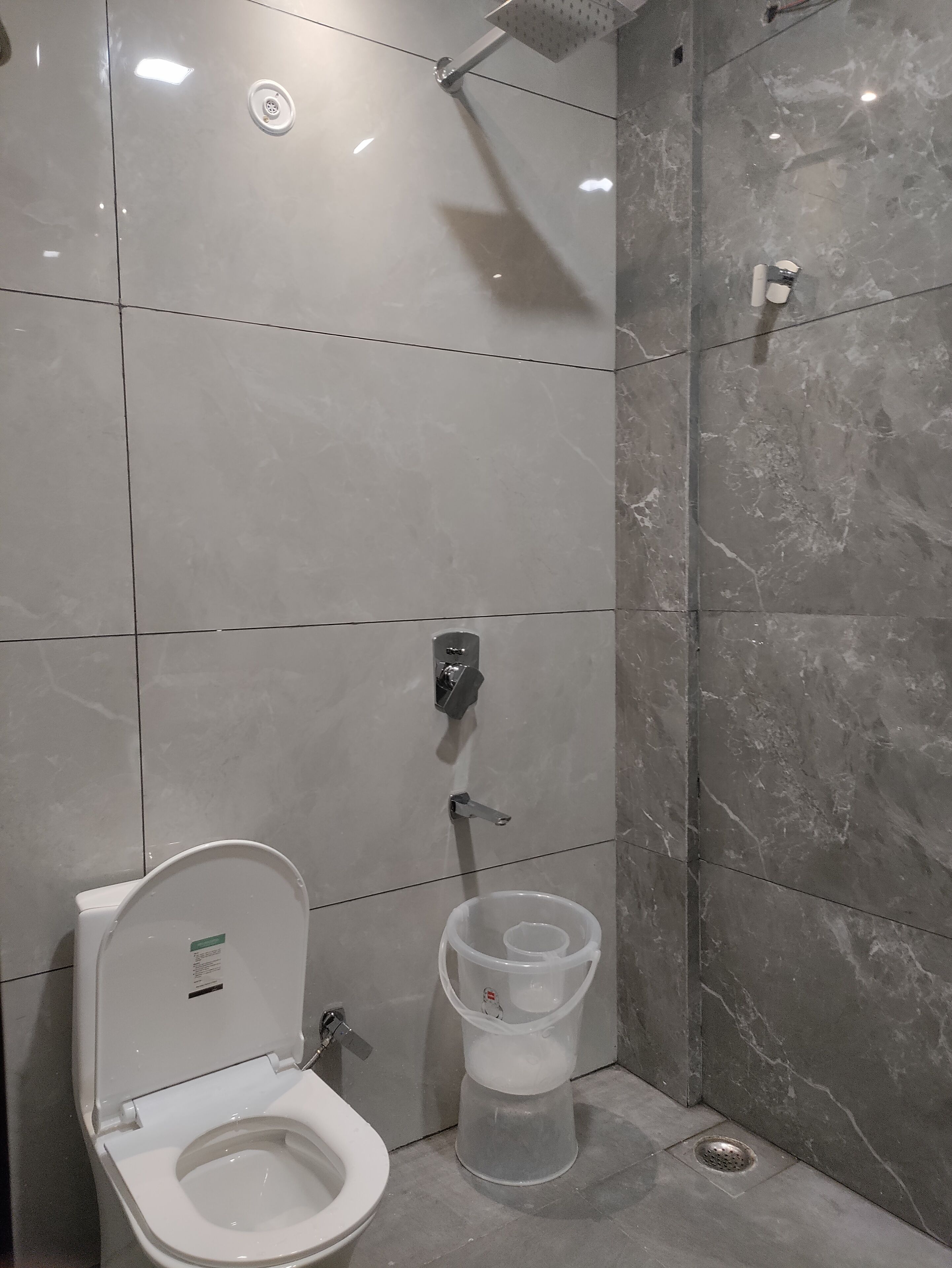 Un baño moderno con inodoro, bidé y ducha.