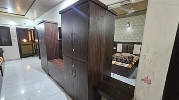 Quarto quádruplo família, vista para o vale | Individualmente decorados, individualmente mobiliados, escrivaninha