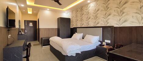 Executive-Doppelzimmer | Individuell dekoriert, individuell eingerichtet, Schreibtisch