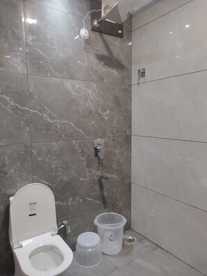 Habitación doble ejecutiva | Baño | Regadera, secadora de cabello, toallas, jabón 