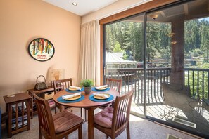 Condo, 1 cama Queen size y sofá cama (Granite River Retreat at Alpine Meado) | Restaurantes