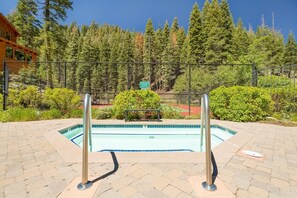 Lejlighed - 1 queensize-seng med sovesofa (Granite River Retreat at Alpine Meado) | Pool | Udendørs pool, opvarmet pool