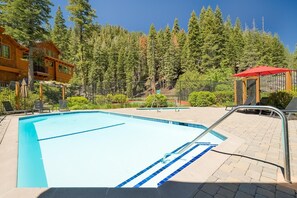 Condo, 1 cama Queen size y sofá cama (Granite River Retreat at Alpine Meado) | Alberca | Alberca al aire libre y alberca climatizada