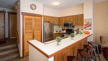 Condo, 1 Queen Bed with Sofa bed (Granite River Retreat at Alpine Meado) | Private kitchen