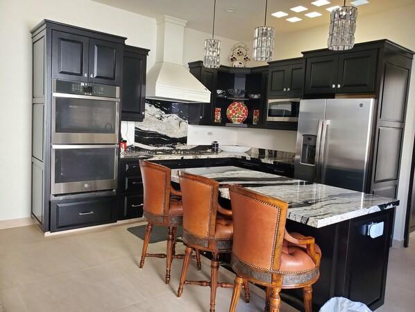 Refrigerador, microondas, horno, placa de cocina