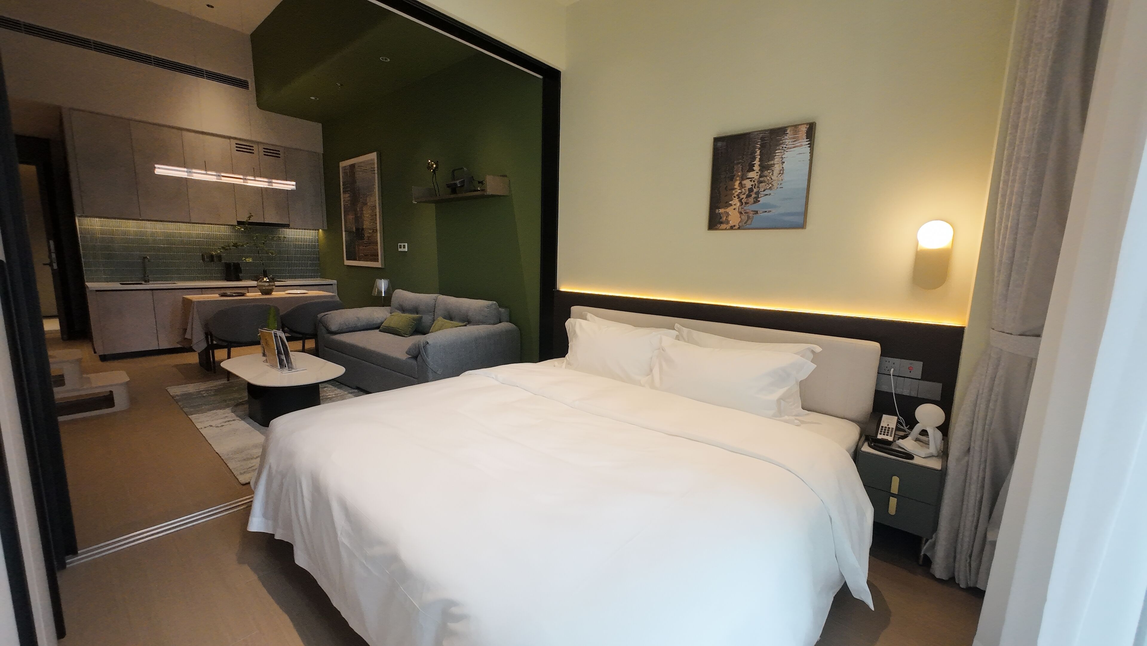 Kamar Superior | Brankas, meja kerja, ruang kerja ramah laptop, dan tirai kedap cahaya