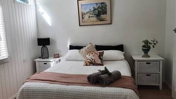 2 bedrooms, desk, iron/ironing board, bed sheets