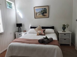 2 bedrooms, desk, iron/ironing board, bed sheets - Mt Morgan Hillside Cottage (Mount Morgan)