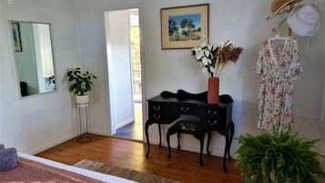 2 bedrooms, desk, iron/ironing board, bed sheets