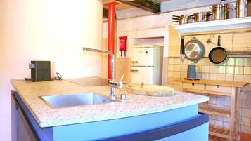 Fridge, oven, dishwasher, cookware/dishes/utensils