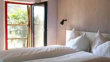 4 bedrooms, desk, internet