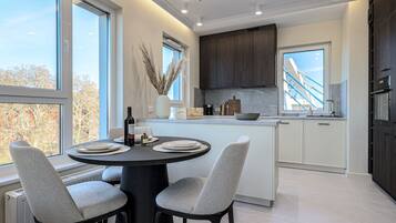 Fridge, oven, stovetop, dishwasher