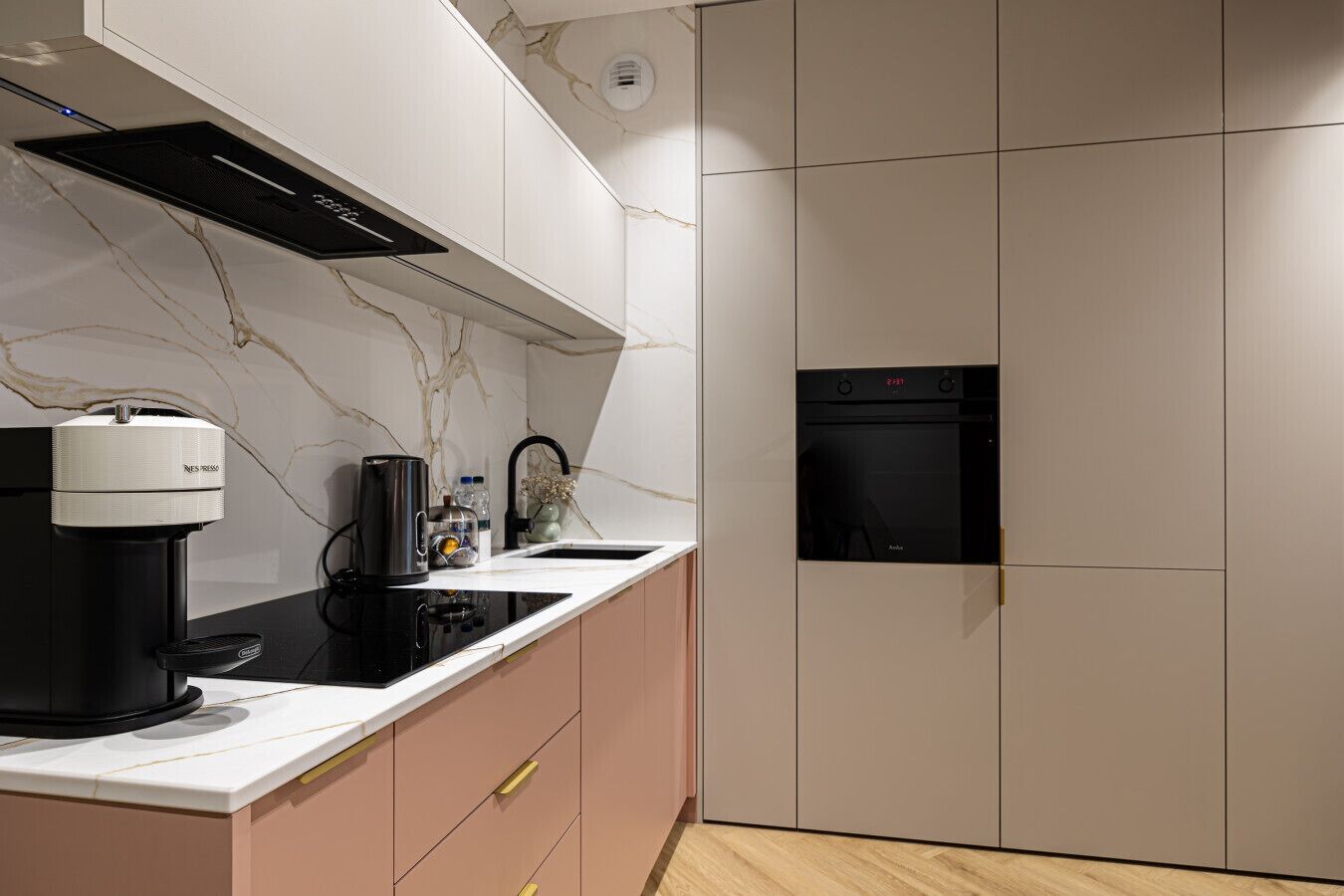 Frigorífico, horno, placa de cocina y lavavajillas