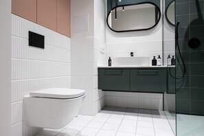 Secador de cabelo, toalhas de banho