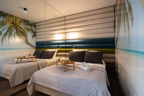 Tabla de planchar con plancha, wifi y ropa de cama 