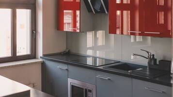 Een koelkast, een magnetron, een oven, een kookplaat