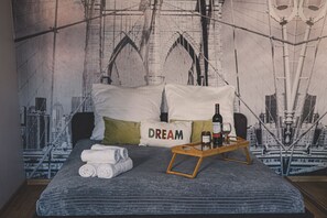 Iron/ironing board, WiFi, bed sheets