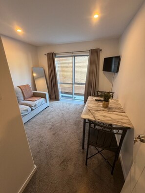 Living area - Cosy studio in Albany (Auckland)