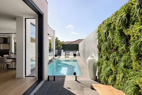 Bayside Grandeur with Heated Pool, Spa and Sauna plus each Bedroom has Ensuite