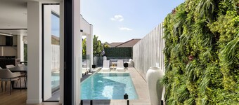 Bayside Grandeur with Heated Pool, Spa and Sauna plus each Bedroom has Ensuite