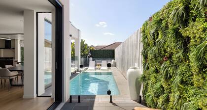 Bayside Grandeur with Heated Pool, Spa and Sauna plus each Bedroom has Ensuite