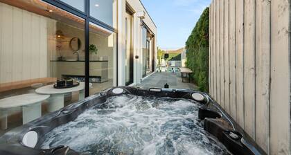 Bayside Grandeur with Heated Pool, Spa and Sauna plus each Bedroom has Ensuite