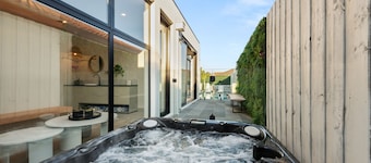 Bayside Grandeur with Heated Pool, Spa and Sauna plus each Bedroom has Ensuite