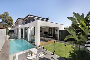 Utendørsbasseng og et oppvarmet basseng