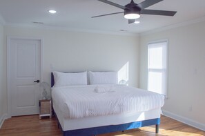 4 bedrooms, desk, iron/ironing board, travel crib - Charming Getaway in the Heart of RVA-No Cleaning Fee (Richmond)