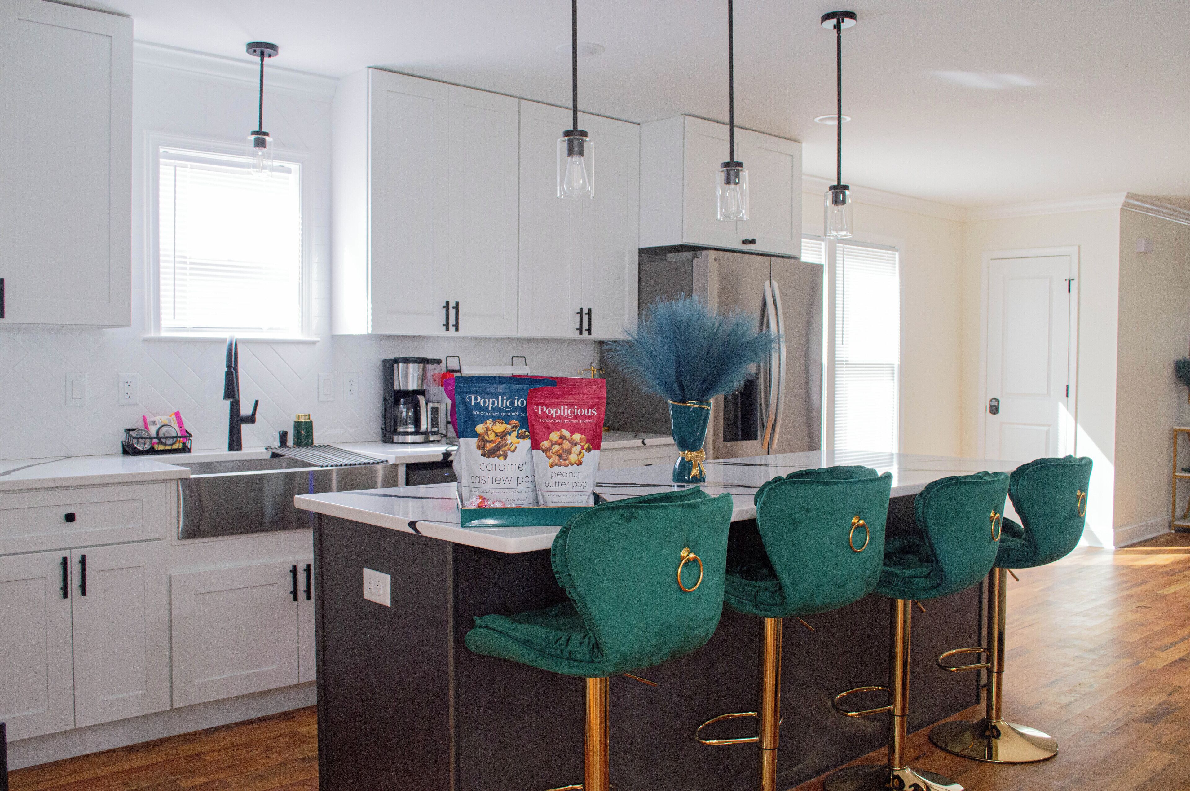 冷蔵庫、電子レンジ、オーブン、コンロ