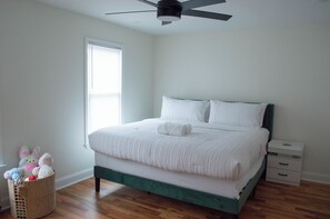 4 soverom, skrivebord, strykejern/-brett og reiseseng for barn